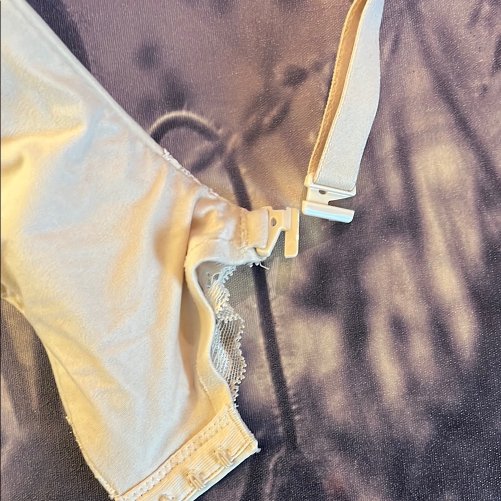 Victoria's Secret Cream Lace Bra - Picture 5 of 8
